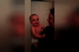 10个月大宝宝第一次看到妈妈双胞胎妹妹，他反应让人忍不住偷笑图片