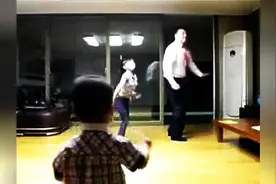 爸爸和女儿一起热舞，一周岁的儿子玩得更嗨！图片