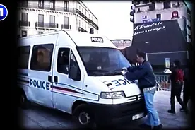 国外小哥十几年如一日的调戏警察，能活到现在真是奇迹啊！图片