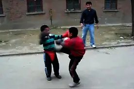 中国小男孩超狠格斗切磋，教练旁边叫好图片