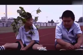 老师要求穿校服，学生却穿着孝服来学校视频封面