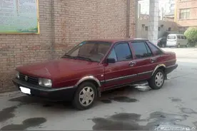 花费不到两万元，大学生将一辆二手桑塔纳改装成保时捷911！图片