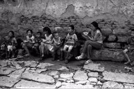 还记得小时候在农村家家户户串门吃饭的场景，瞬间拉回童年，怀念图片