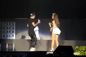 A妹和贾斯丁比伯As Long as You Love Me视频封面