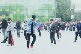 张艺兴街头闪现与粉丝齐舞！跳完就跑，围观群众都沸腾了！视频封面