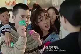 学生在食堂谈恋爱，被主任抓现行，没想两人掏视频封面