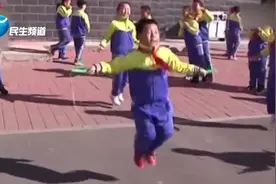 爆笑萌娃8岁小学生参加跳绳比赛，裤子掉了顾不上提：我要争第一视频封面