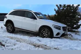 大众途观与奔驰GLC的四驱差距，雪地上玩一圈