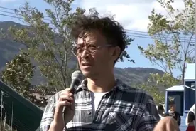 王学兵晒第三任娇妻近照 离婚两次后再娶小15岁主播视频封面