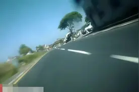 1000cc排量摩托车时速300公里狂飙 第一视角感受下