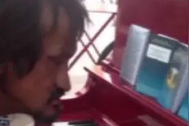 拾荒老人为了弹钢琴，观众都哭了，狠心老板竟决定把钢琴送给他视频封面