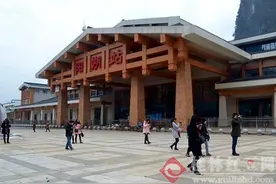 桂林网络媒体阳朔行 看阳朔“最美高铁站”图片