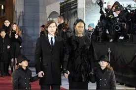 最后送别！席琳迪翁亲吻丈夫灵柩图片