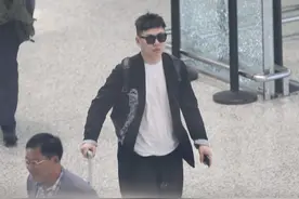 跟爽妹复合？胡彦斌机场戴墨镜扮酷 手机不离手聊语音似传情图片