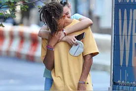 威尔·史密斯儿子与女友街头热吻图片