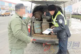 改装面包装满液化气瓶满街跑 轮胎被压扁图片