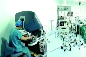 七旬老人胀肚腹痛 手术取出21斤重大肿瘤图片