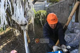 居民水管水表被冻 抢修队加班加点 “滴水成线”防冰冻图片