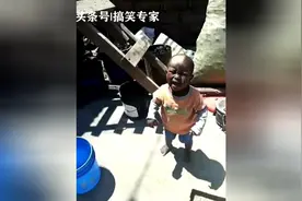 非洲小孩往中国小伙腿上撒土，结果被她妈揍哭了视频封面