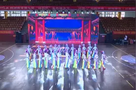 上舞台的广场舞就是那么的美~