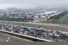 郑州出城高架桥堵成立体停车场