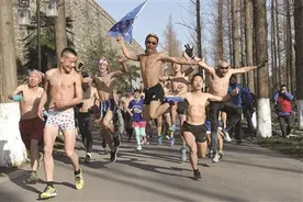 南京企鹅遇上好时光，跑友玩起“光猪跑”图片