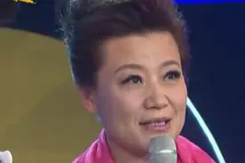 小香玉唱完《戏比天大》主持人李彬摆孔雀 全场笑翻！图片