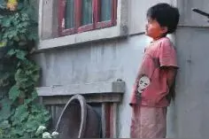 宝鸡精神异常父亲"保护"孩子 竟不让7岁女儿上学图片