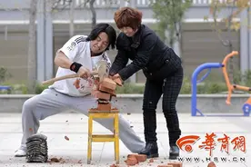 商洛农民练就铁砂掌 隔山打牛钢枪刺喉图片