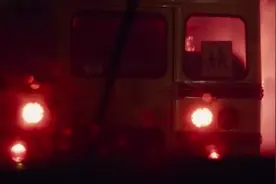 狭窄的车厢冲进来一群丧尸，到处充斥绝望和无奈，完爆釜山行视频封面