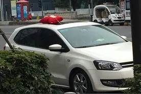 成都女司机边输液边开车？高手在民间！图片