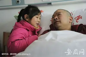 无为7岁女孩照顾瘫痪爸爸：爱心不断 父亲开始康复训练图片