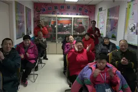 学武术育爱心 少儿武术培训班小学员走进温馨家园关爱残疾人图片