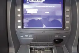 能吐出10元钱的ATM机现身嘉兴 你觉得实用吗？图片