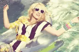 绝对是至今听过最好听的歌曲，没有之一，此歌曲曾作为大众广告歌