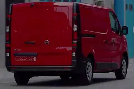 2016日产nv300中型面包车亮相 红色外观略显酷炫