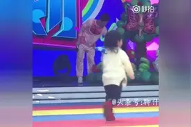 小甜馨被张艺兴“调戏” 娇羞窝李小璐怀中视频封面