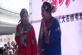实拍：瞅瞅河南话曲剧小品，张晓英大石桥现场表演，群众笑语满天图片