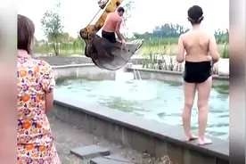 城会玩！论挖掘机的数种玩法视频封面