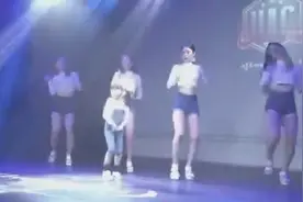 双马尾小萝莉跳《shake it》太可爱了！