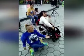 身残志坚，一对残疾小夫妻，现场演唱《歌在飞》，我竟然听哭了视频封面