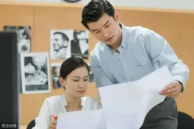 小说：校草当着全班女生表白校花，并主动亲吻，女生们羡慕痛哭图片