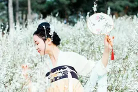 小说：穿越成古代女医，被高官收养成千金小姐，她睡觉姿势很不雅图片