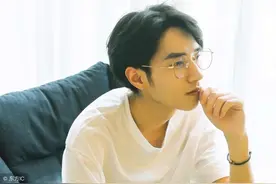 小说：她被要求跪在男友面前秀恩爱，多台手机偷偷将视频录下图片