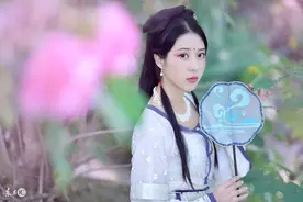 小说：心机婊当众捉弄她，让她出糗，王爷竟出面为她抱不平图片