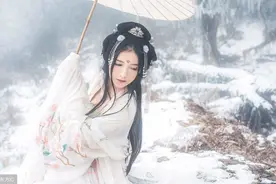 小说：离谱！她已是王妃，可王爷的亲弟弟拉住她的手，还要抱她图片