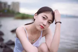 小说：队友太废物，黑红女星荒野求生厉害，被娇弱女星指责不帮忙图片