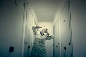 小说：女人梦见自己被铁链锁住，吃了很多的蛇，蛇还爬到她身上图片