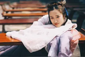 小说：小狐狸黏上了总裁，她抱着他的手臂撒娇，他一点都不反感图片