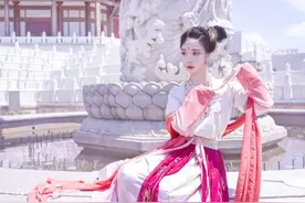 小说：三岁女娃被白狐收养，只能吃野果子喝兽血，趴狐背哭喊娘亲图片